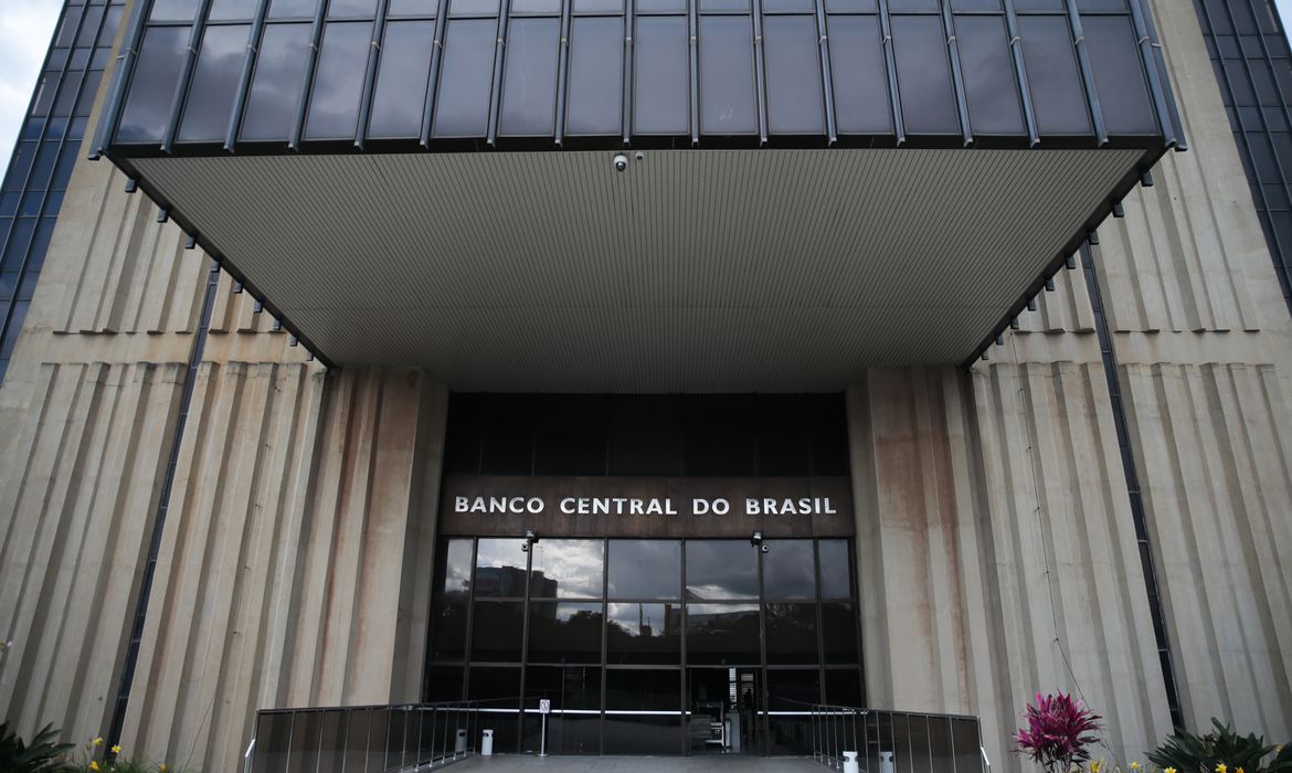 Mercado reduz previsão de inflação para 2025, mas mantém juros altos e dólar em alta