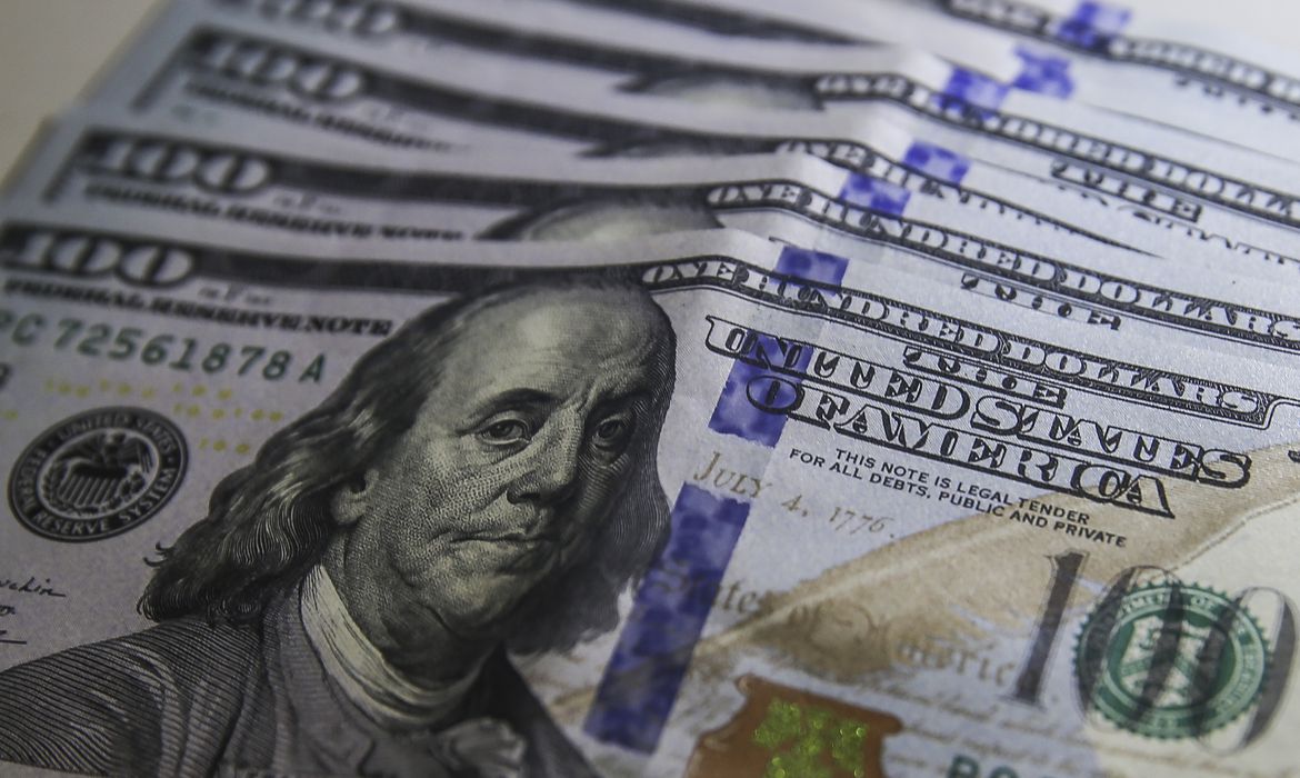 Bolsa sobe e dólar cai após elevação de nota do Brasil pela Moody’s