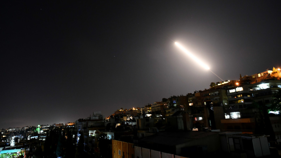 Força aérea israelense ataca Damasco, Síria, e vídeo mostra momento do bombardeio que deixou civis mortos