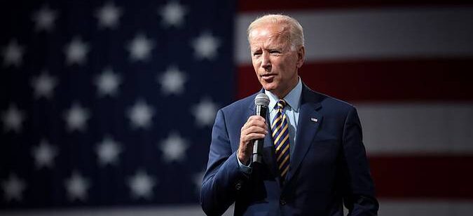 Biden Reconhece Momento Decisivo para Salvar Candidatura, Enquanto Harris Ganha Terreno