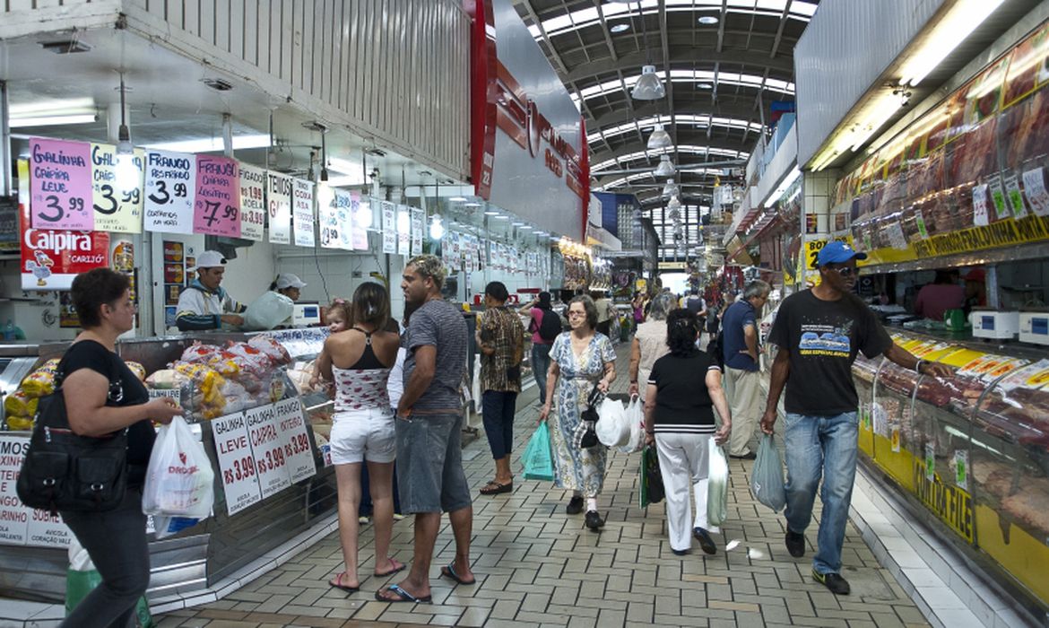 Inflação oficial sobe 0,71% em março, diz IBGE