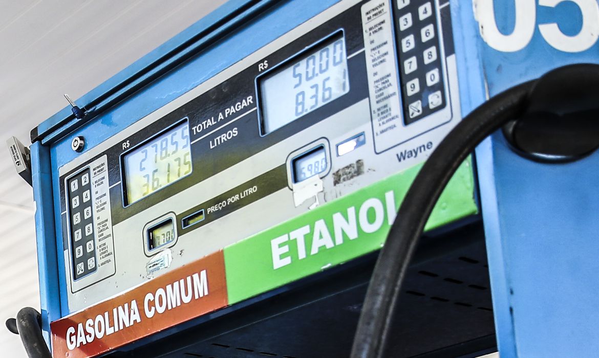 Ministério de Minas e Energia estuda aumento do percentual de etanol na gasolina visando benefícios à população