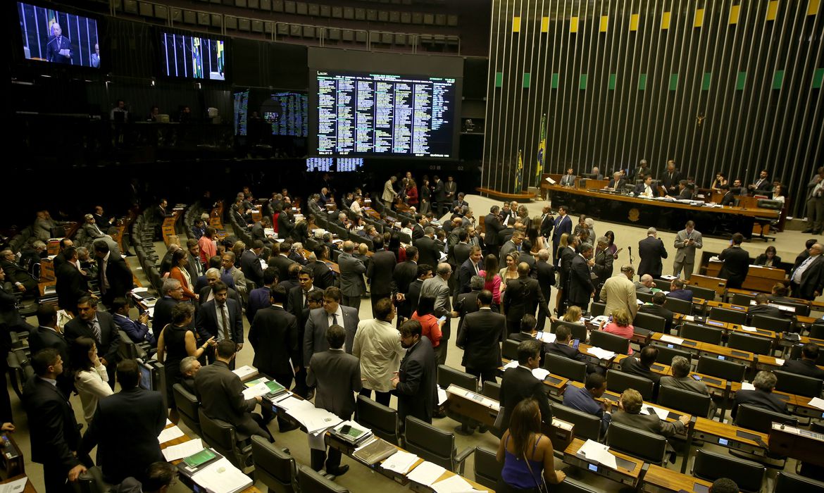 Câmara dos Deputados Aprova Novo Arcabouço Fiscal em Votação Noturna