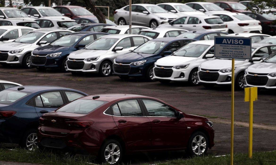 Altas Taxas de Juros e Dificuldades de Exportação Impactam Indústria Automotiva Brasileira