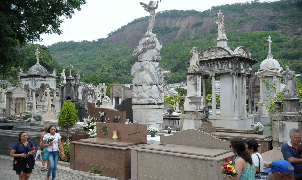 Cemitérios do país recebem visitas guiadas e viram museus a céu aberto