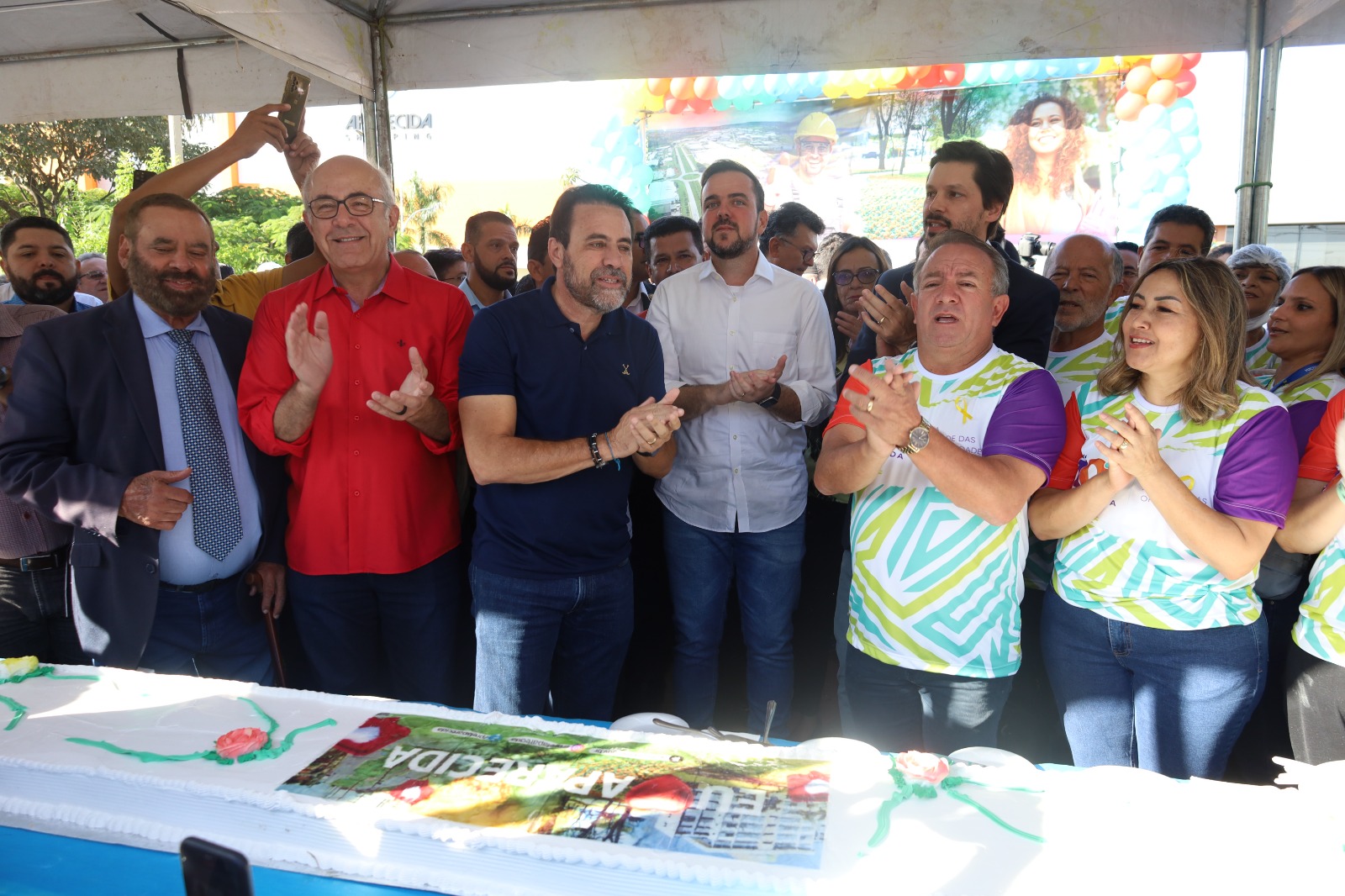 População celebra aniversário de Aparecida de Goiânia com desfile e bolo