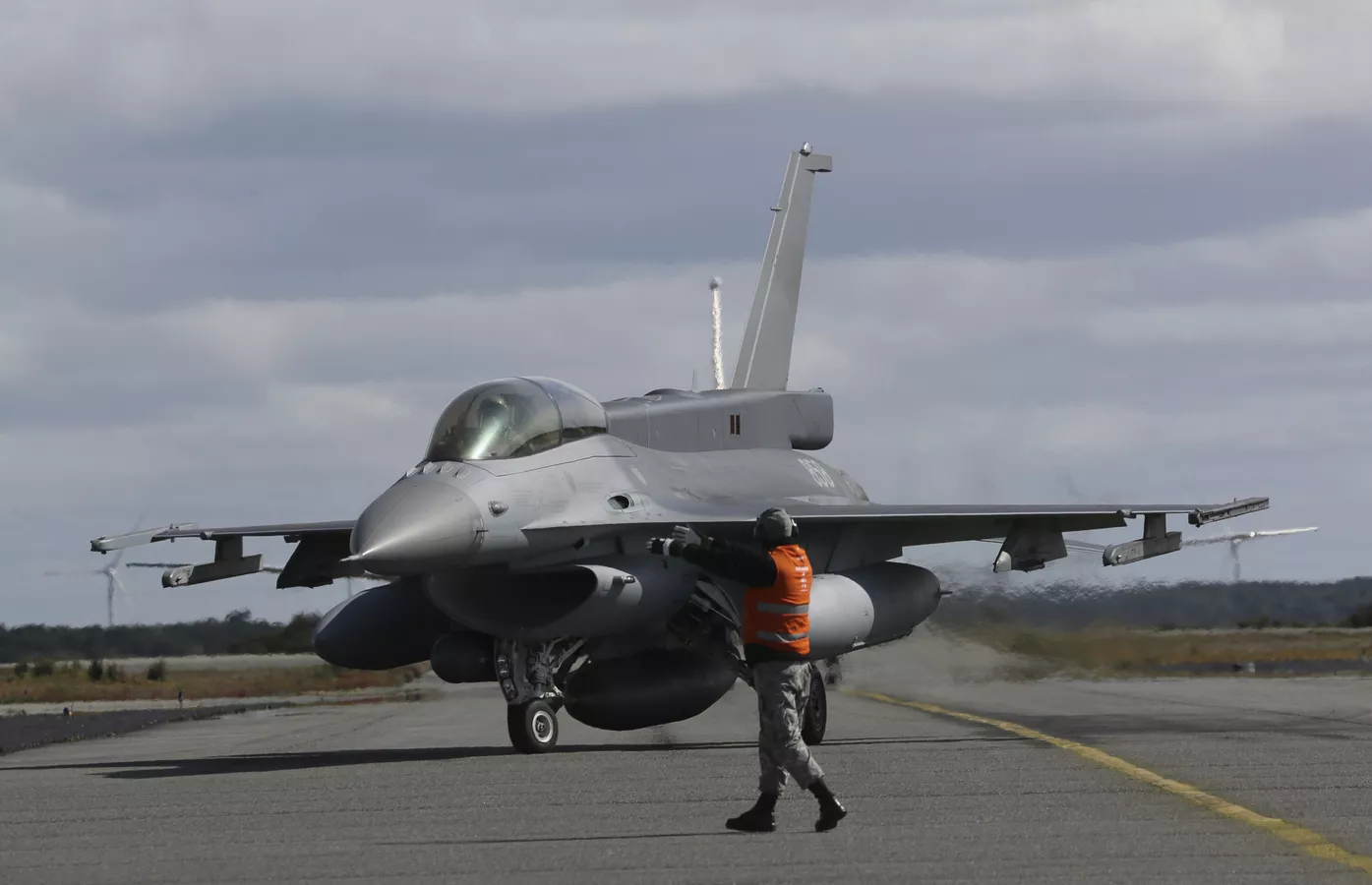 Estados Unidos Anunciam Transferência de Caças F-16 para a Ucrânia em Meio a Crescentes Tensões com a Rússia