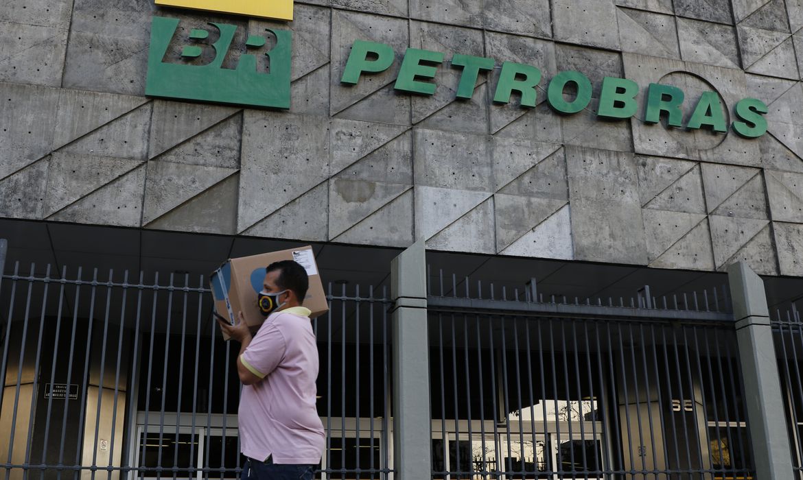 Economia Petrobras reduz preço da gasolina em 4,66% para distribuidoras