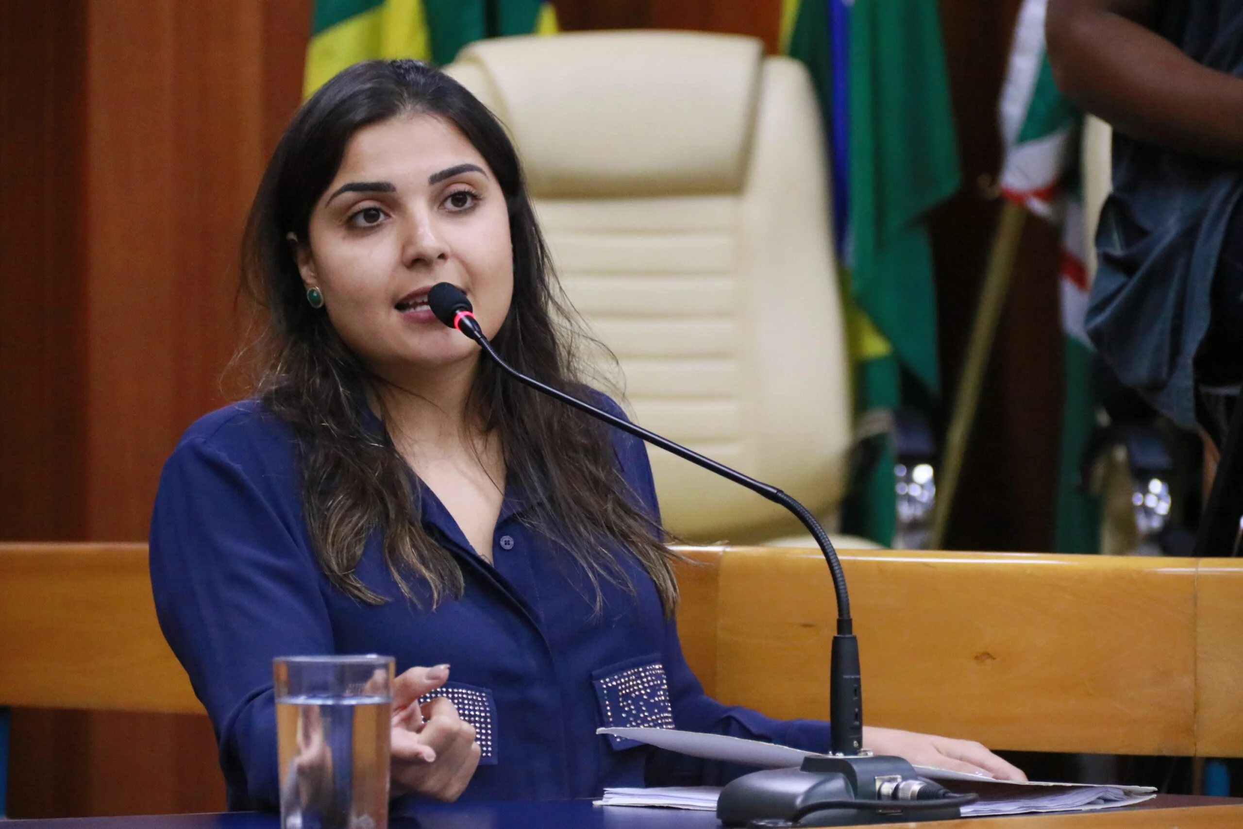 Sabrina Garcez é vaiada após defender prefeito, durante prestação de contas