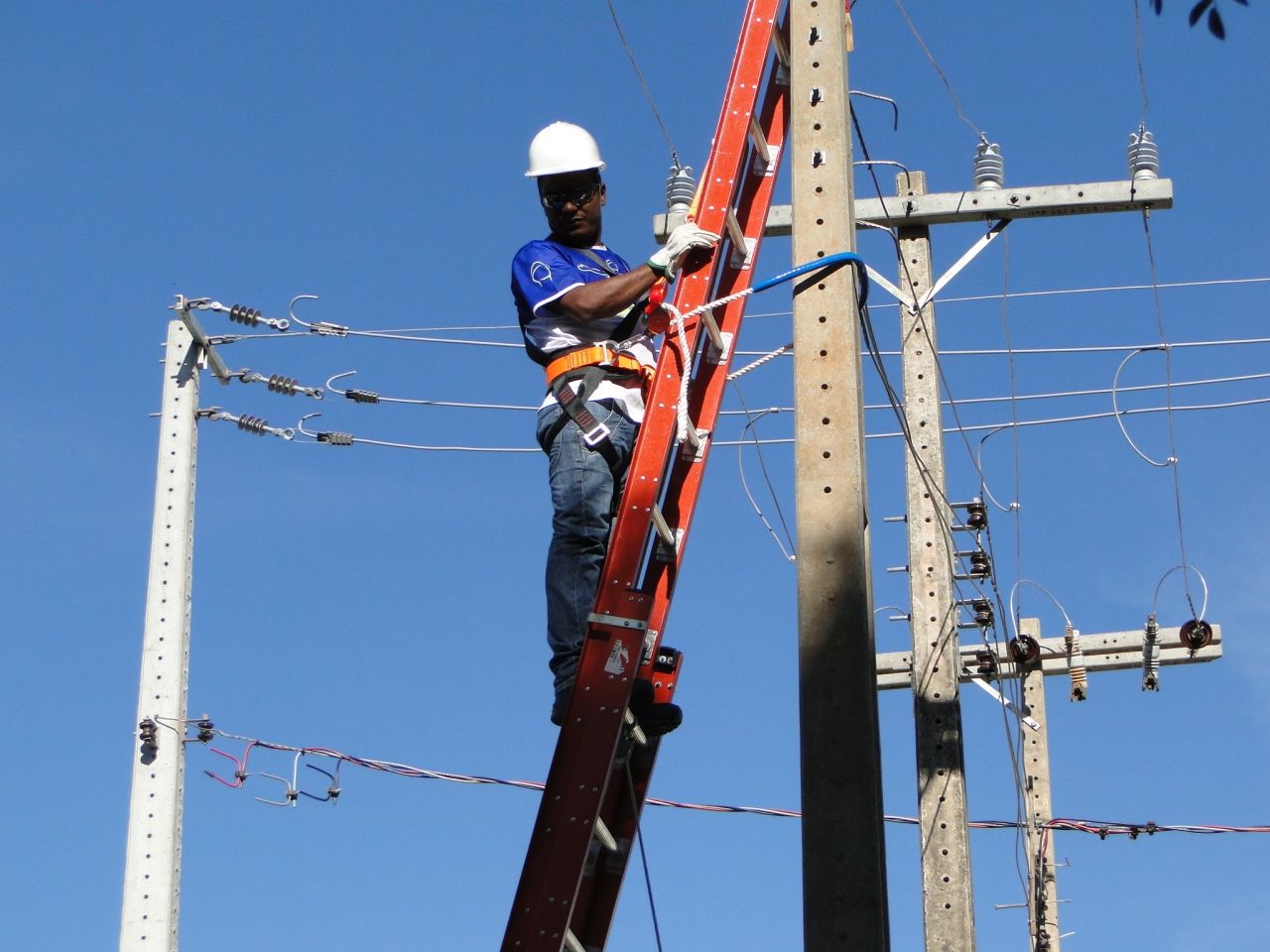 Iluminação LED em Goiânia: Prefeitura promete contratar mais eletricistas para acelerar substituição de lâmpadas