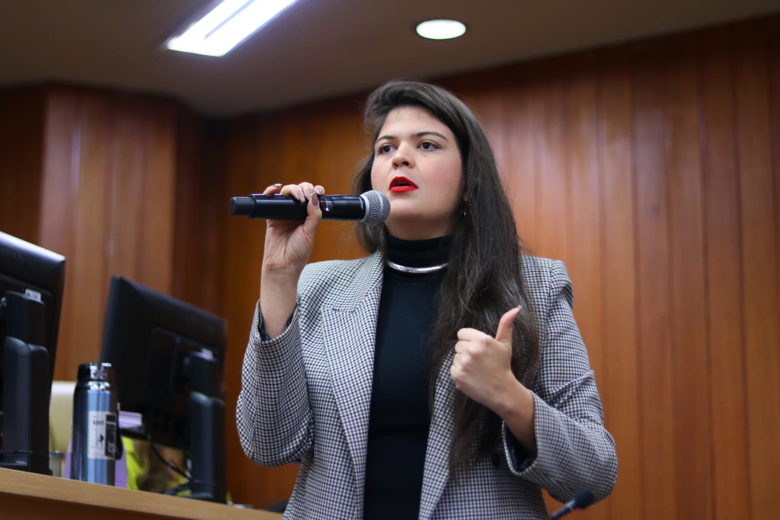 vereadora Aava Santiago questiona ausência do Secretário de Educação em audiência pública