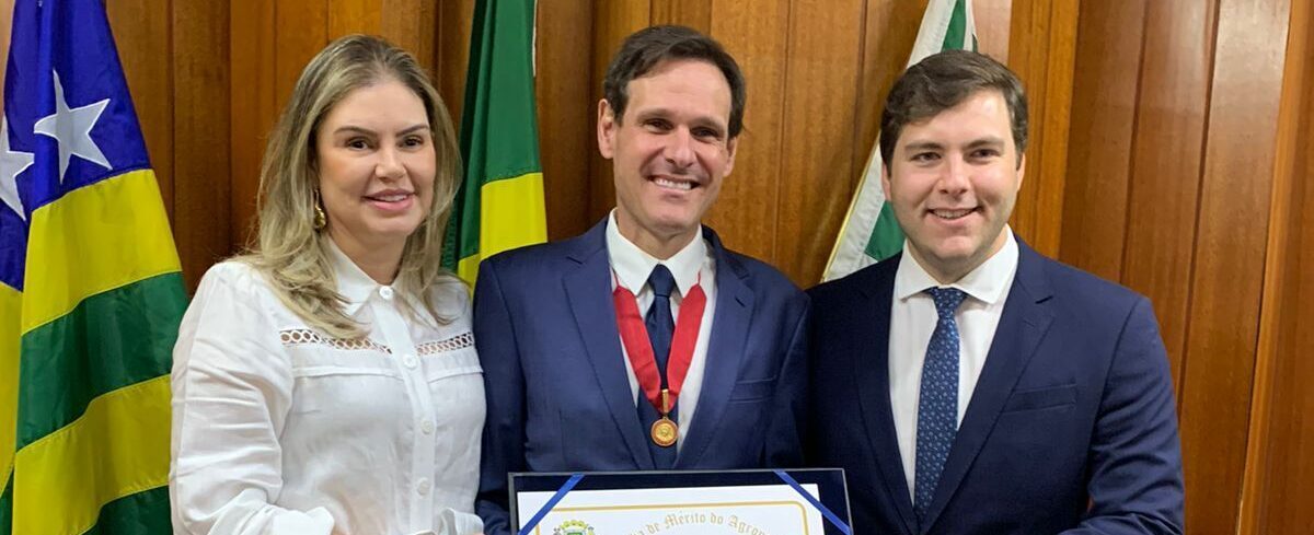 Lucas Kitão entrega Medalha à Lissauer Vieira na Câmara Municipal