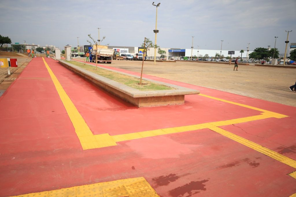 Prefeitura entrega obra inacabada e prejudica feirantes e turistas, segundo AER44