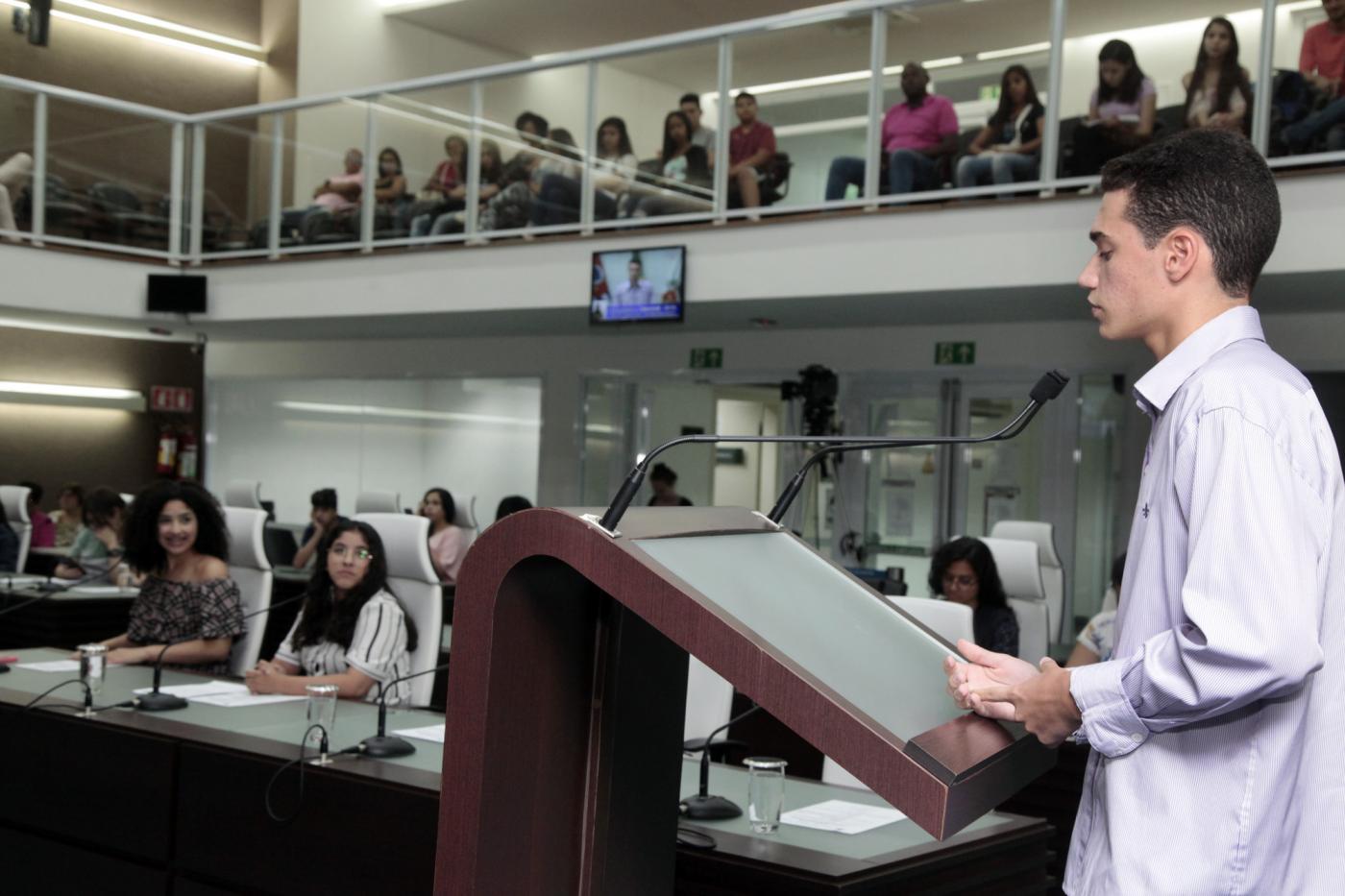 Jovens podem fazer a diferença, mas precisam aprender a política