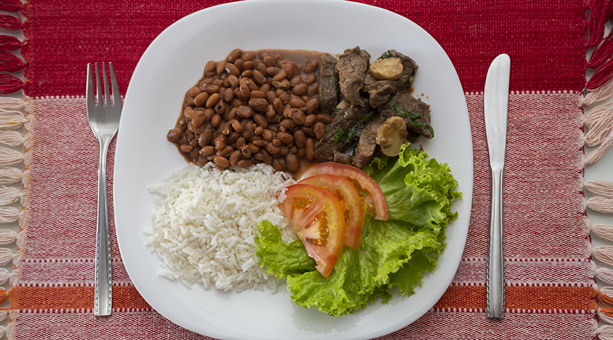 Vacinadores de Goiânia recebem comida estragada em campanha antirrábica