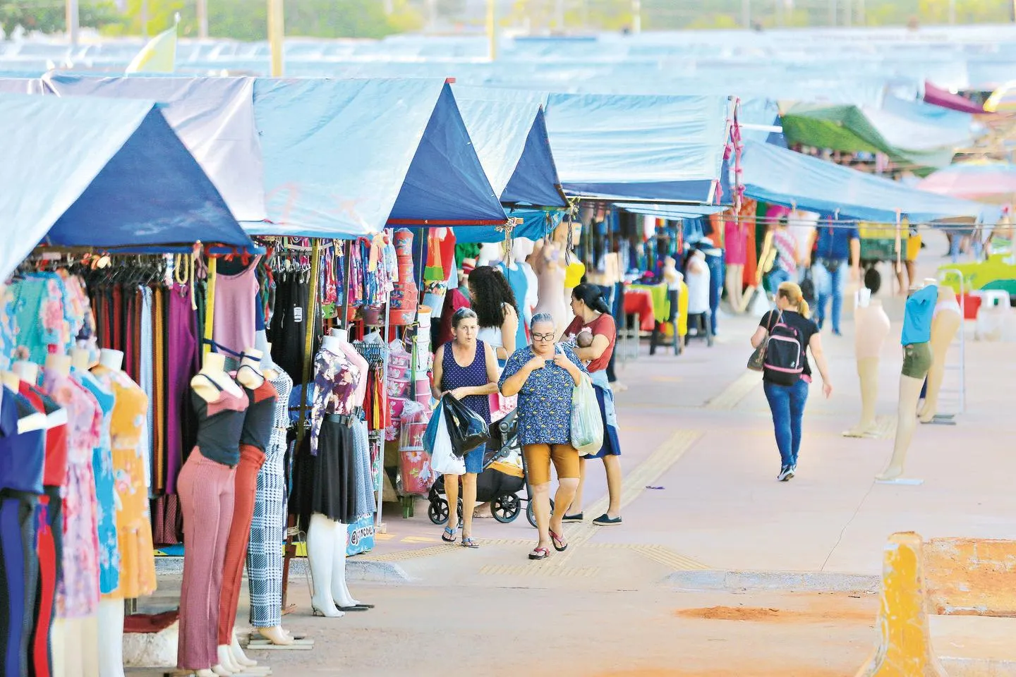 Feira Hippie volta a funcionar às sextas-feiras somente até o fim do ano