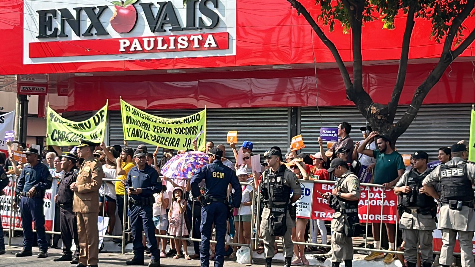 Servidores da educação gritam ‘Prefeito a culpa é sua’ em meio ao desfile de aniversário de Goiânia