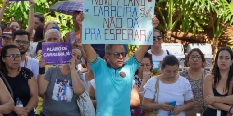 SME diz que greve foi precipitada e que já existe plano de carreira