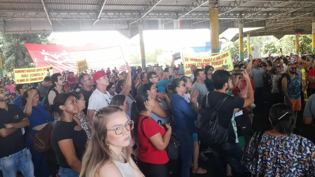 manifestação educação senador canedo