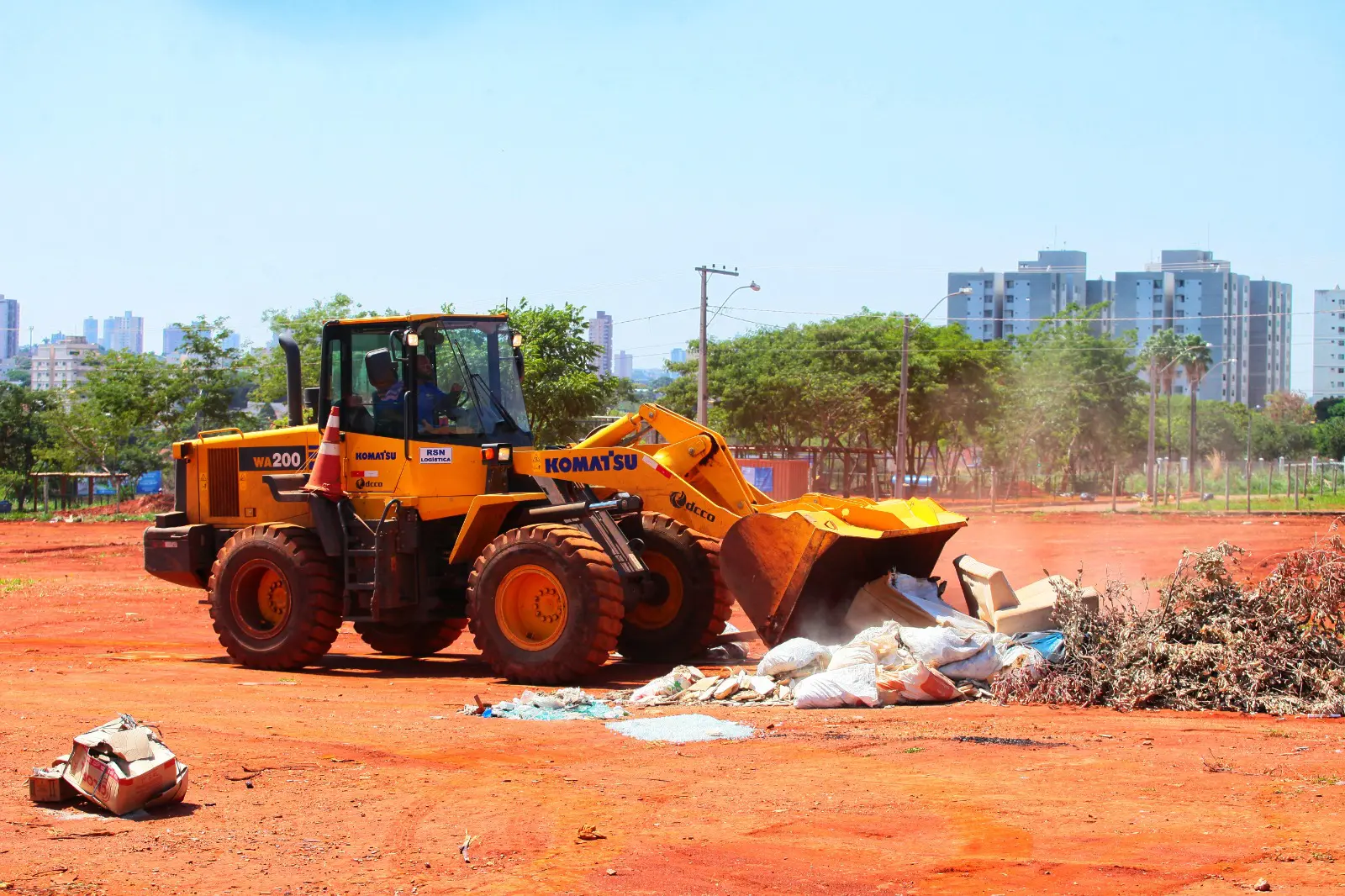 Comurg utiliza tratores para combater acúmulo de lixo em Goiânia devido a problemas em caminhões