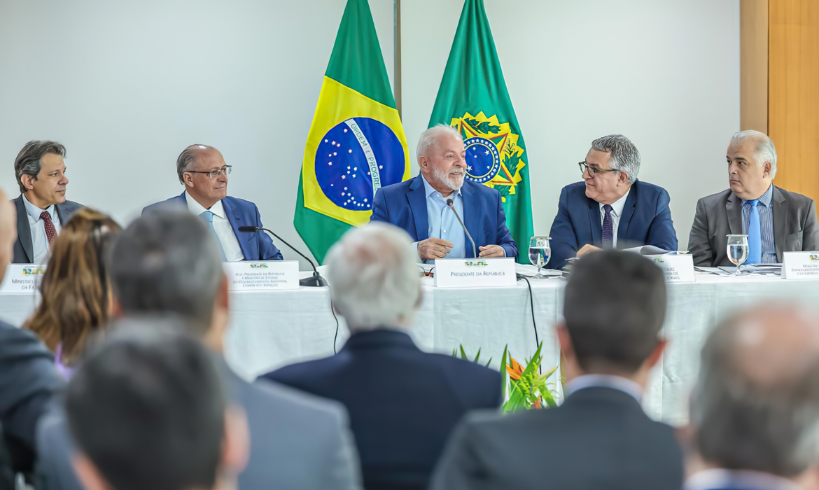 Lula sanciona lei para retomada de mais de 11 mil obras inacabadas