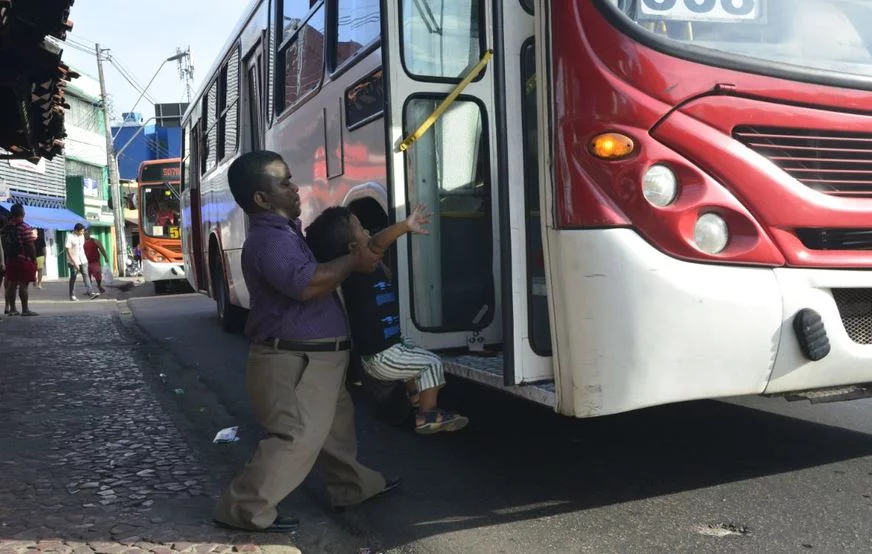 Adaptação de veículos do transporte coletivo para pessoas com nanismo e baixa estatura é mantida na CCJ da Câmara de Goiânia