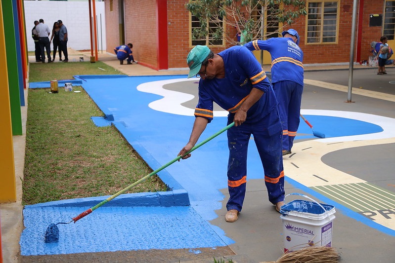 Prefeitura investe além do previsto em reformas, enquanto servidores buscam direitos básicos