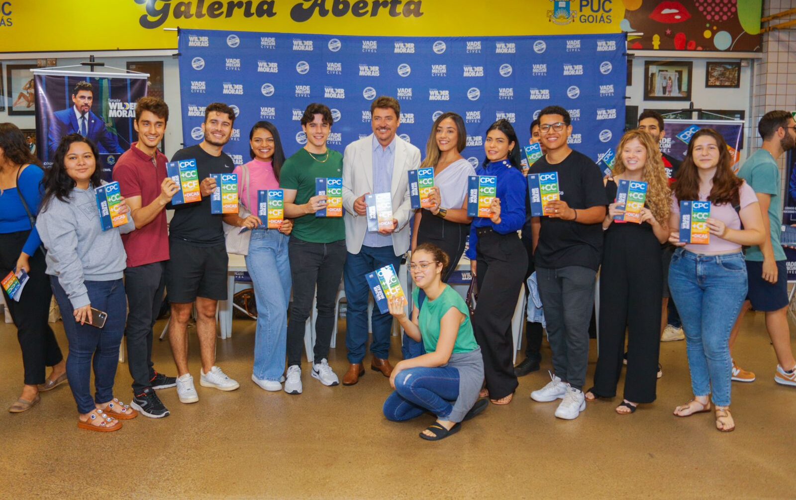 Tendo a educação como chave para o progresso, senador Wilder distribui livros em universidades e faculdades de Goiás