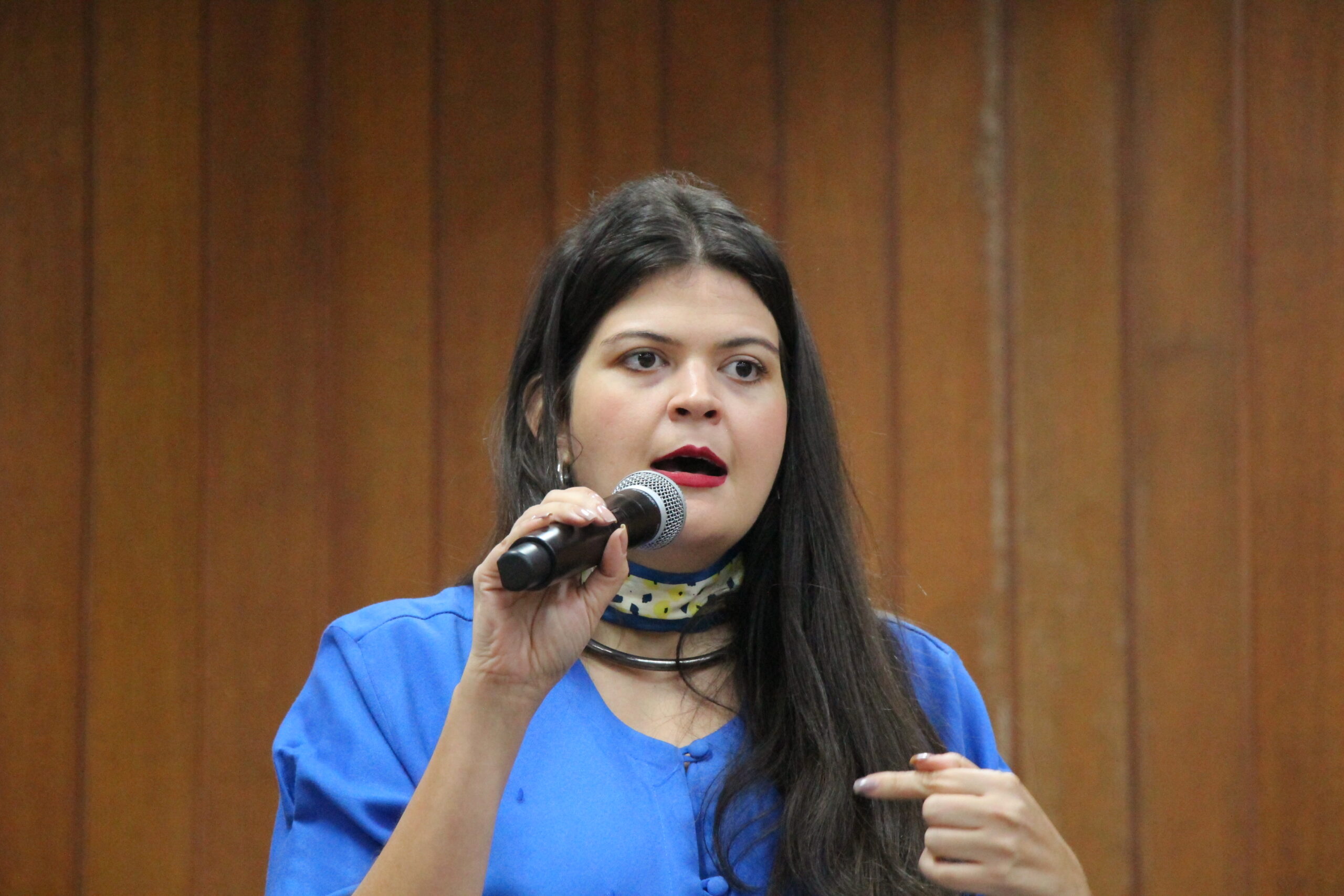 Vereadora Aava Santiago aciona MP para investigar quebra de acordo, por parte da Prefeitura, nos pagamentos aos administrativos da Educação