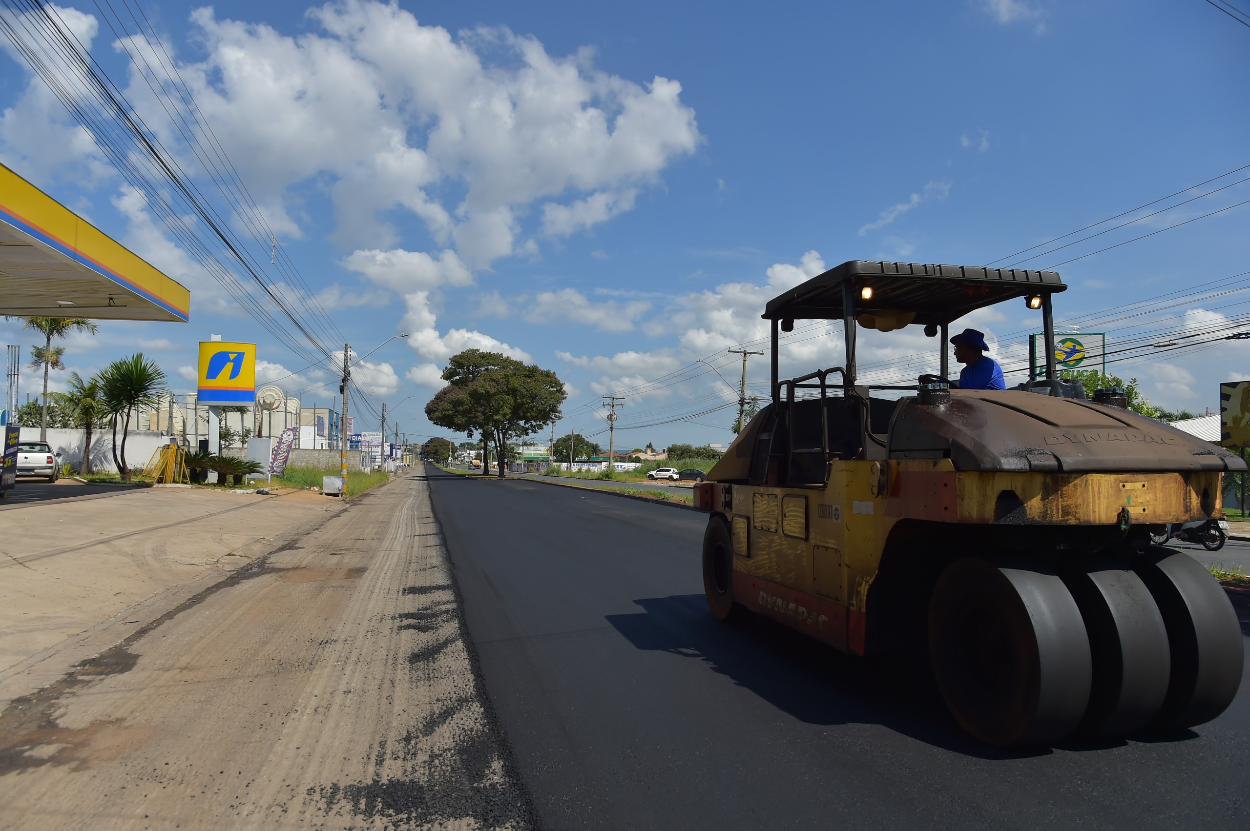 Prefeitura de Aparecida inicia reconstrução da malha asfáltica da Avenida Rio Verde