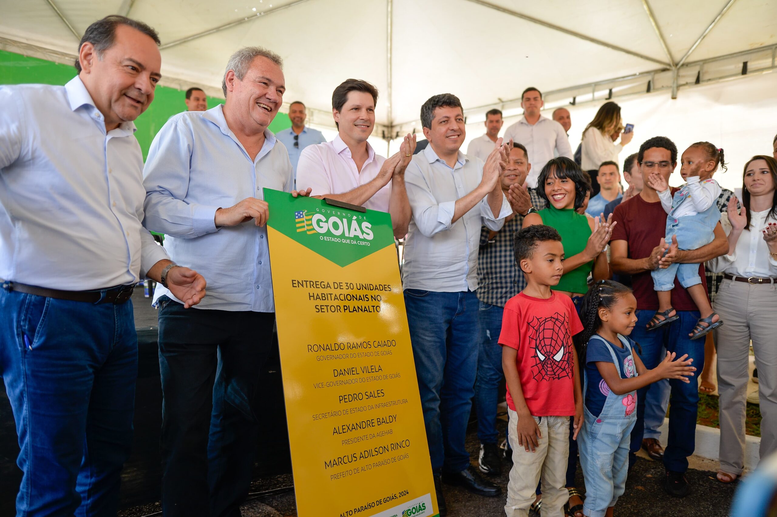 Daniel Vilela entrega 30 casas em Alto Paraíso de Goiás