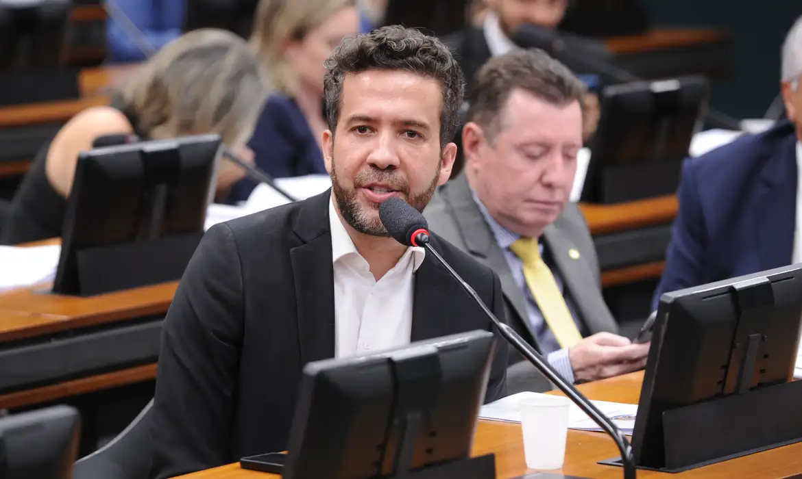 PF indicia deputado Janones por suspeita de esquema de “rachadinha”