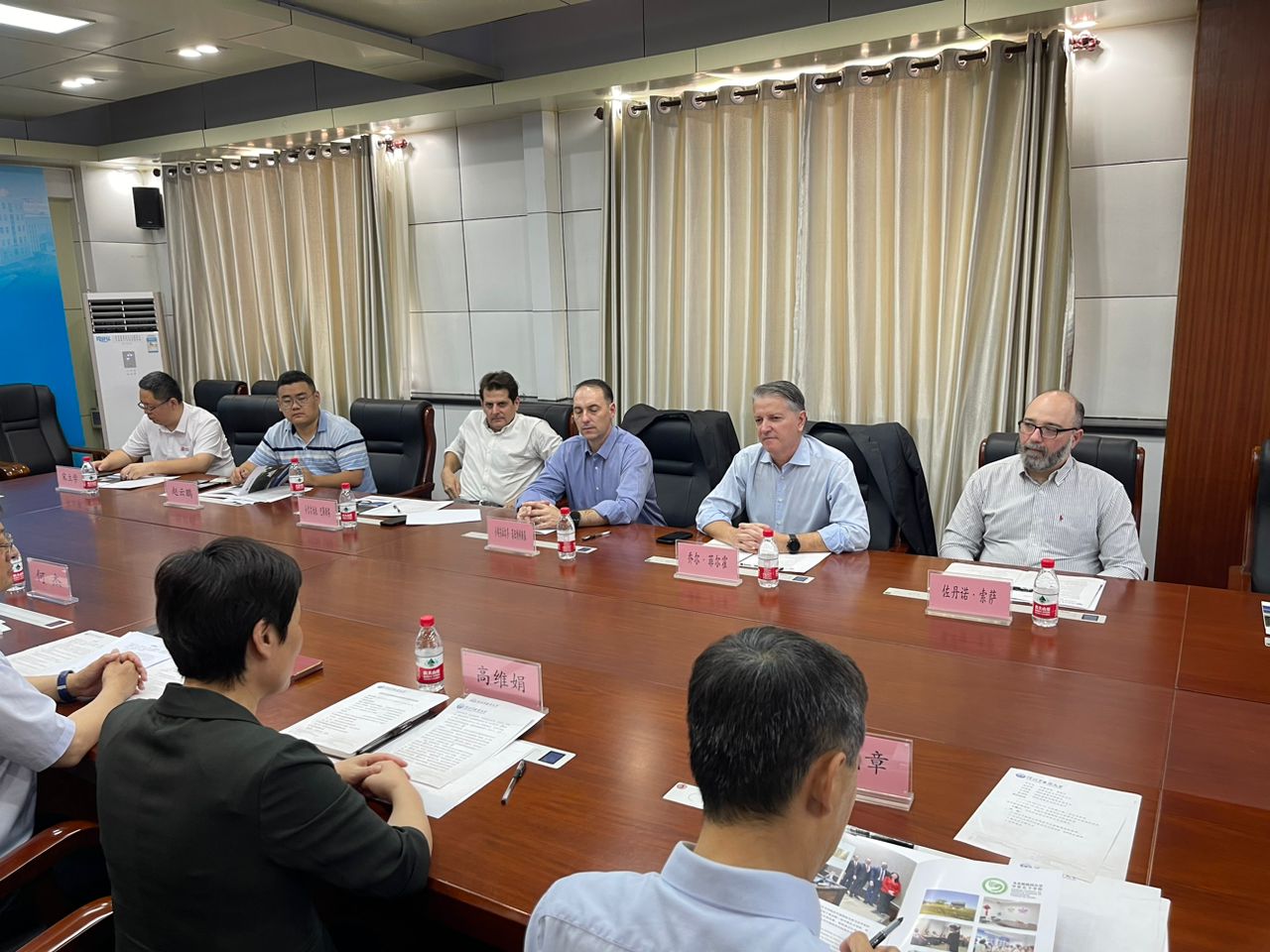 Governo de Goiás estuda parceria com universidade chinesa para produção de medicamentos