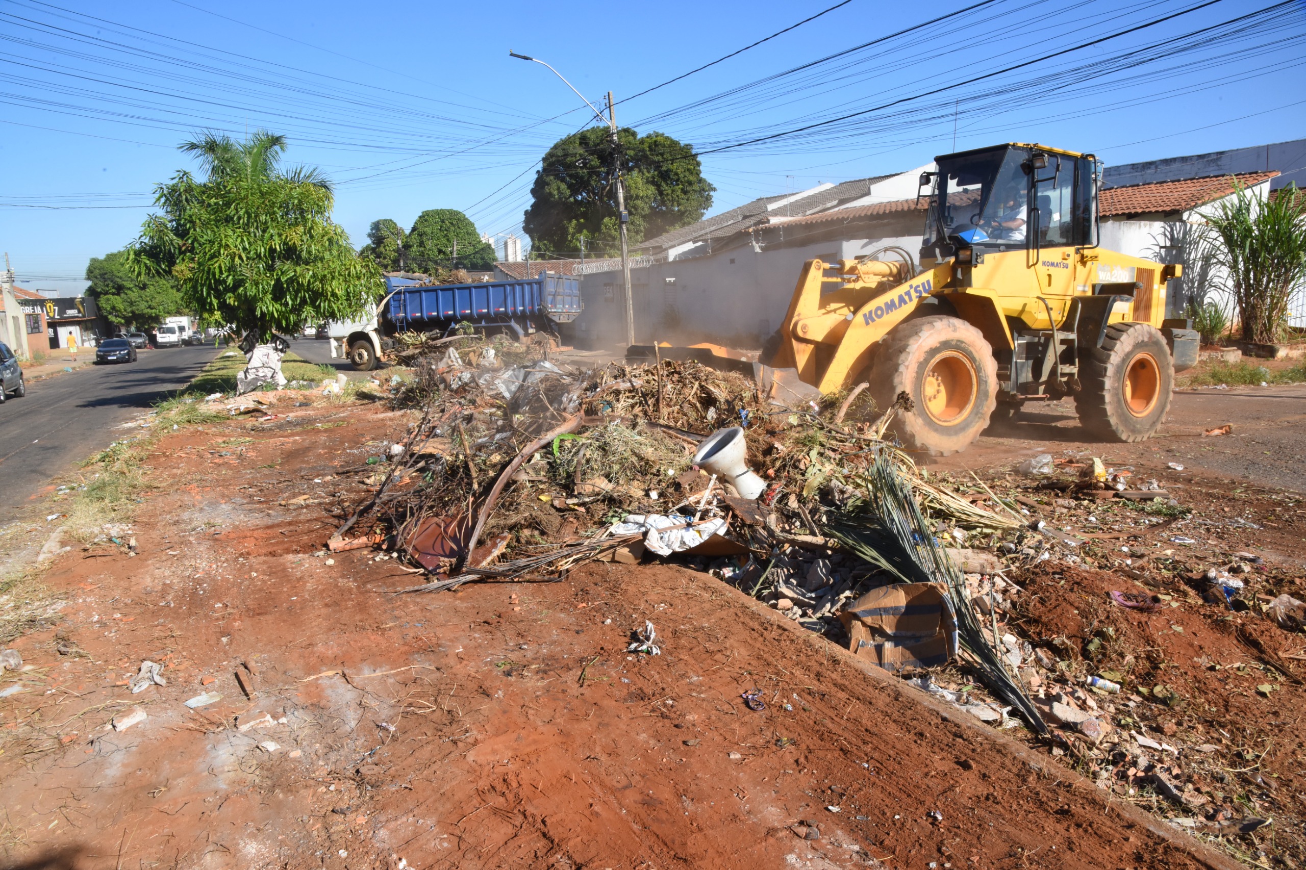 Prefeitura de Aparecida realiza a limpeza de canteiros centrais e lotes baldios e pede conscientização de moradores