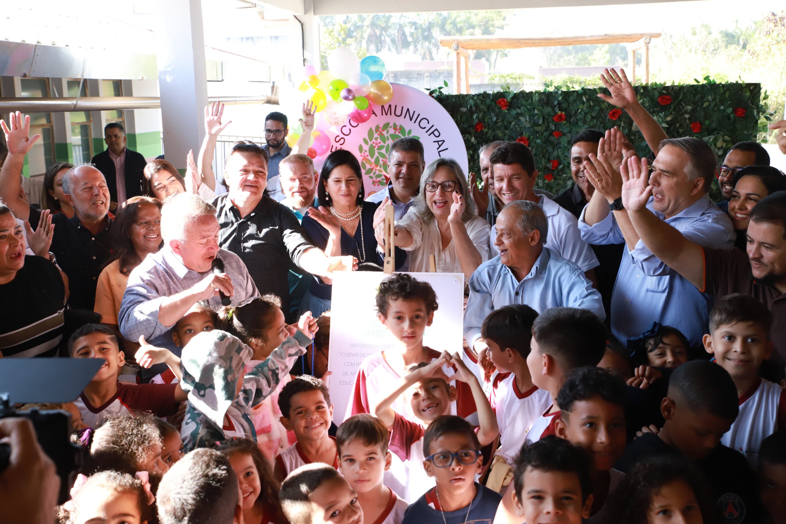 Vilmar Mariano entrega revitalização da Escola Municipal Parque Flamboyant