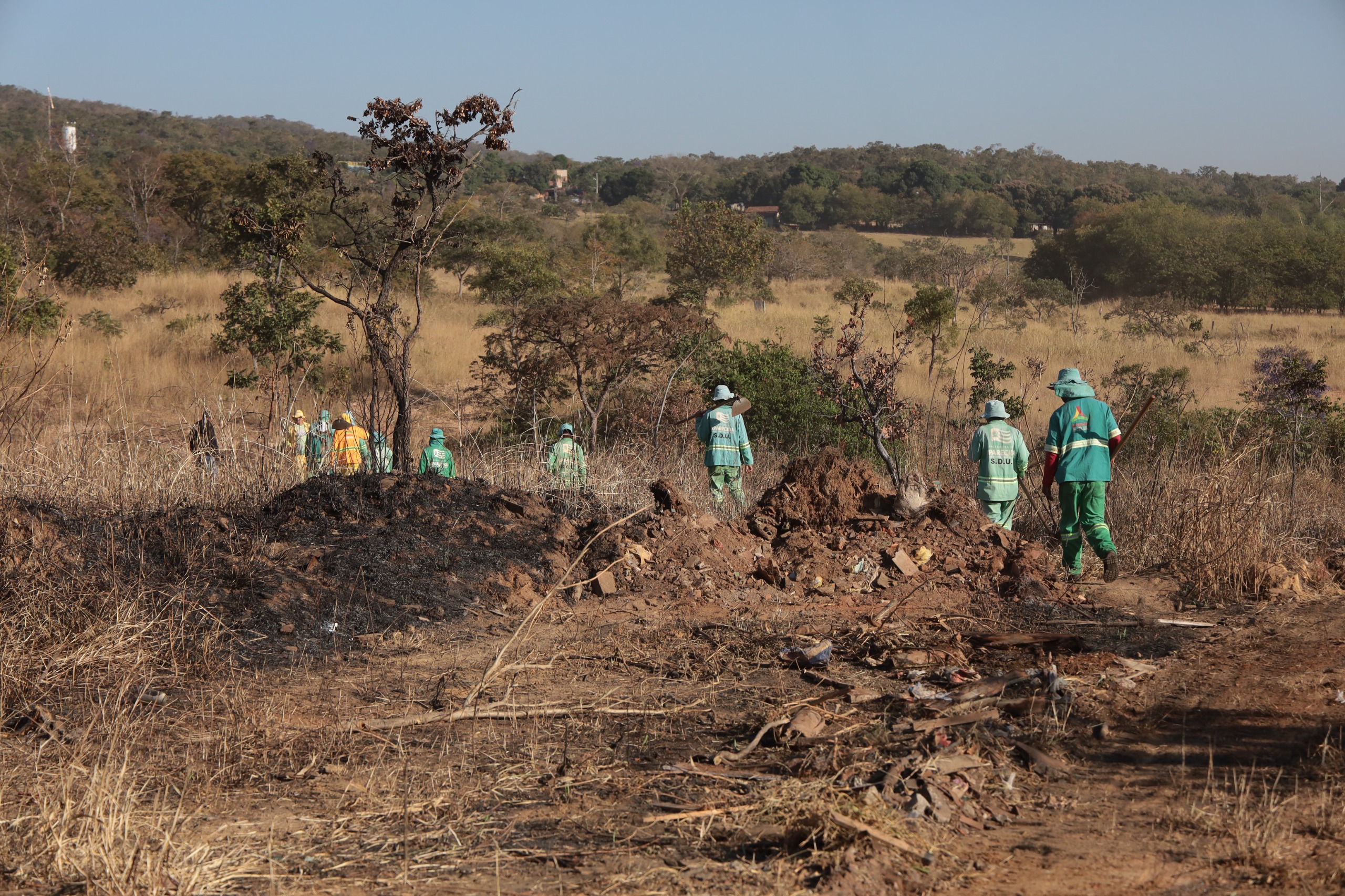 Prefeitura de Aparecida realiza aceiros para evitar propagação de incêndios em vegetação