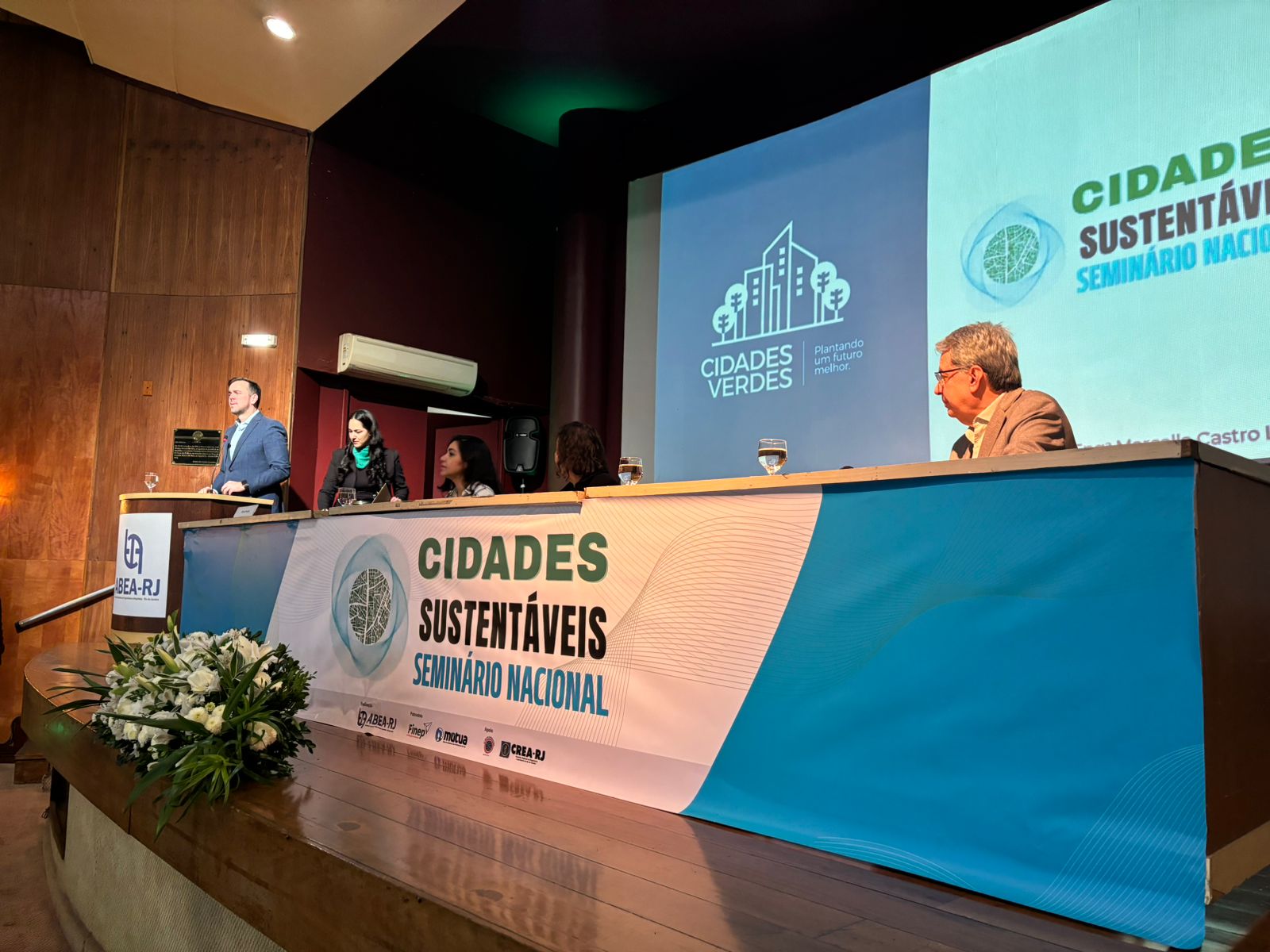 Mendanha apresenta case da Cidade Inteligente, em seminário no Rio de Janeiro