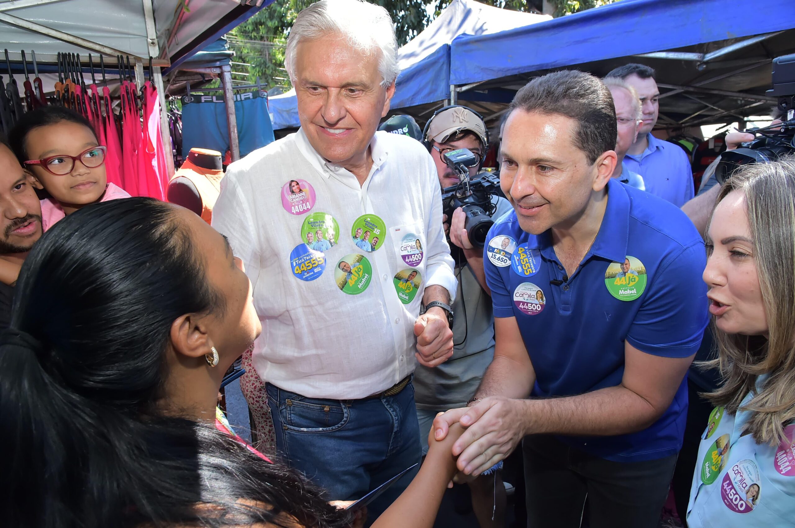 Em visita a feira do Garavelo, Leandro e Caiado garantem parcerias para oferecer mais dignidade aos feirantes