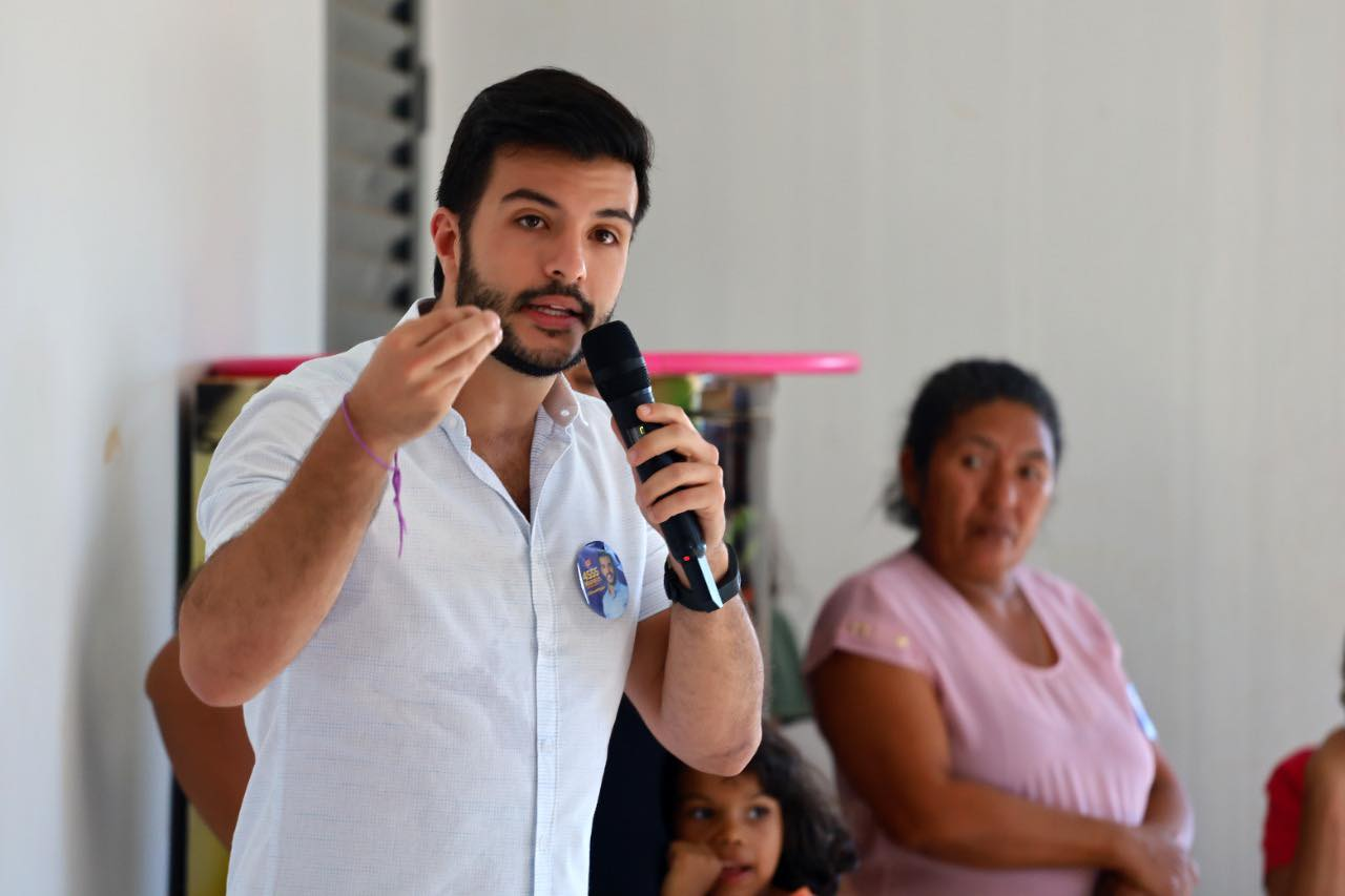 Campanha de Matheus Ribeiro começa com adesivaço na Praça Tamandaré