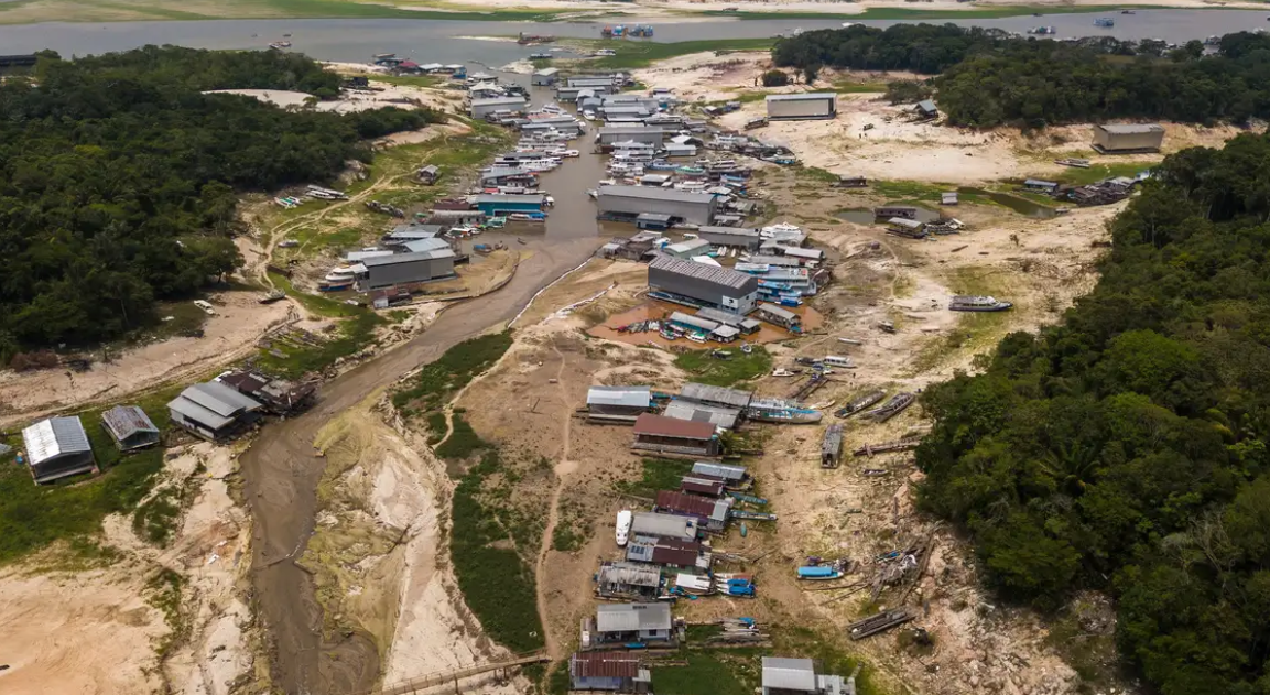 Prefeitura de Manaus distribui ajuda a afetados por seca