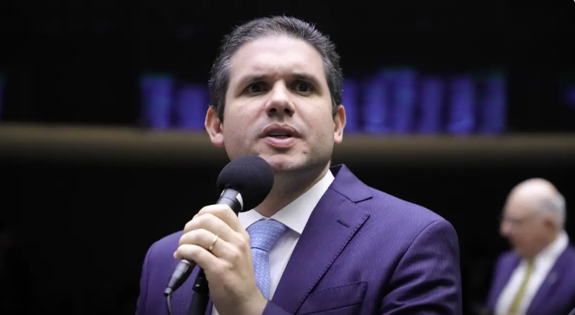 Lira anuncia Hugo Motta como candidato à presidência da Câmara