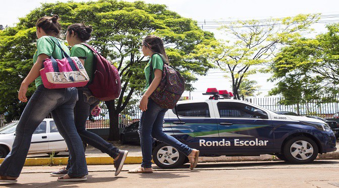 A Comissão de Segurança Pública analisa projeto que reforça segurança em escolas públicas