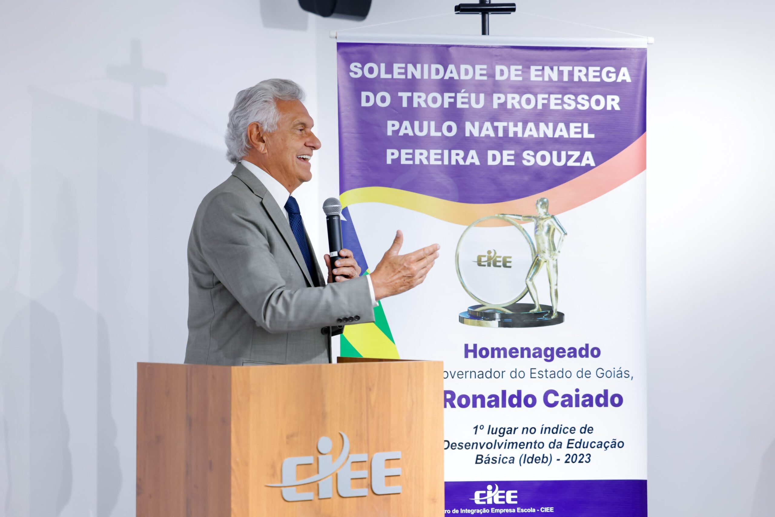 Em Brasília, Caiado recebe homenagem pelo 1° lugar de Goiás no Ideb