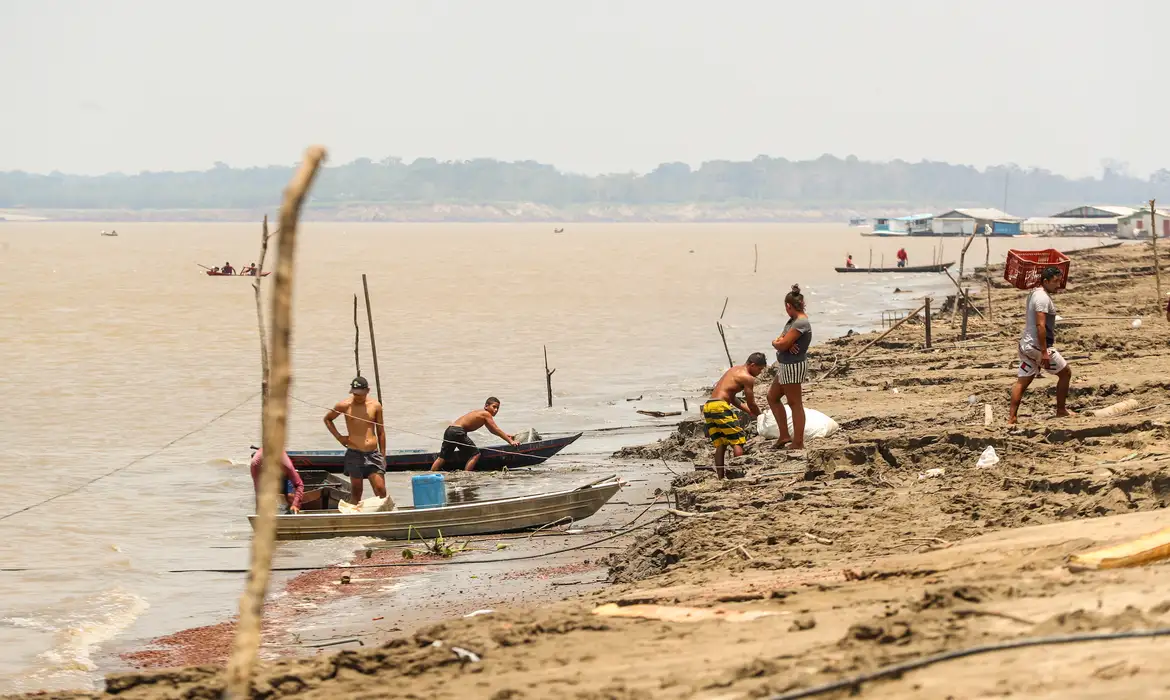 Governo concede auxílio a pescadores afetados por seca na Região Norte