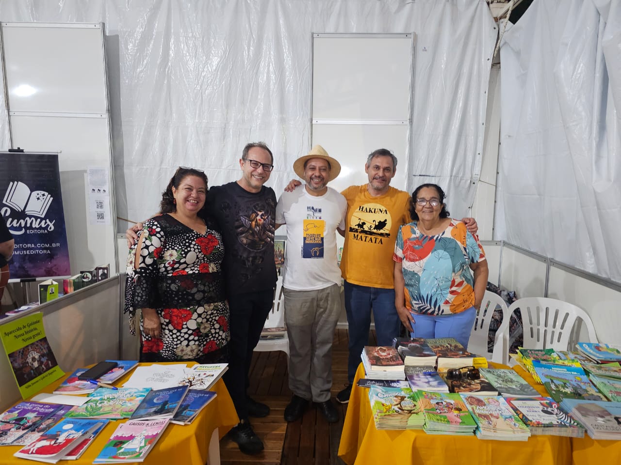 Nilda Simone expõe livros sobre a história de Aparecida em feira internacional