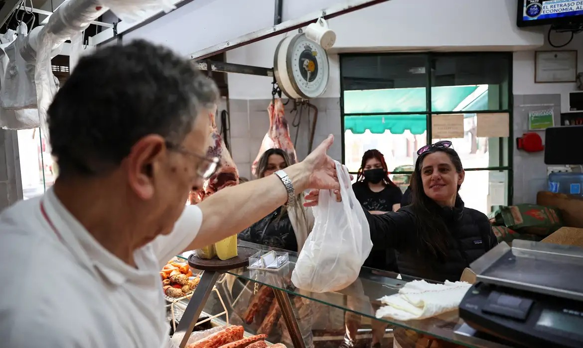 Inflação desacelera na Argentina, mas impacto da austeridade de Milei aprofunda crise social