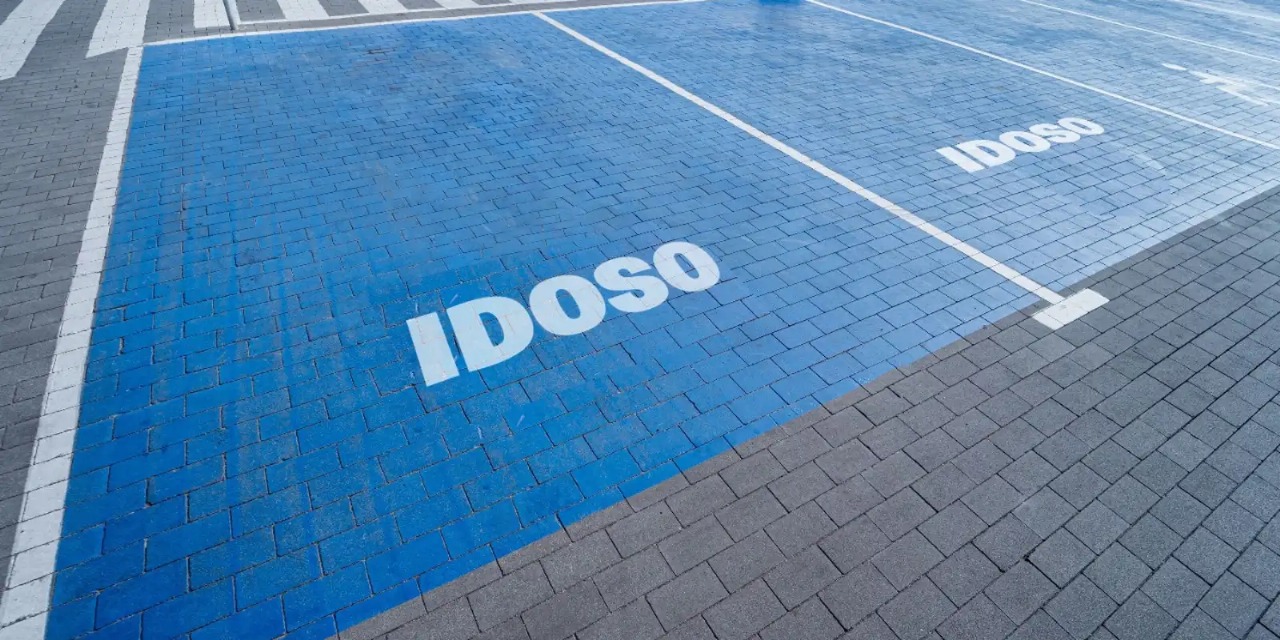 Cartão especial de estacionamento de idoso tem validade vitalícia