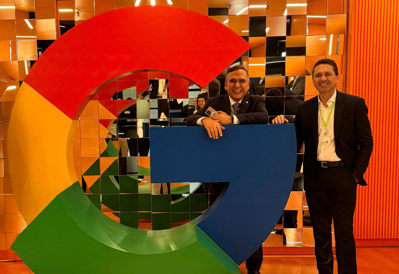 Vilela e Mabel conhecem soluções inovadoras de mobilidade no Google em São Paulo