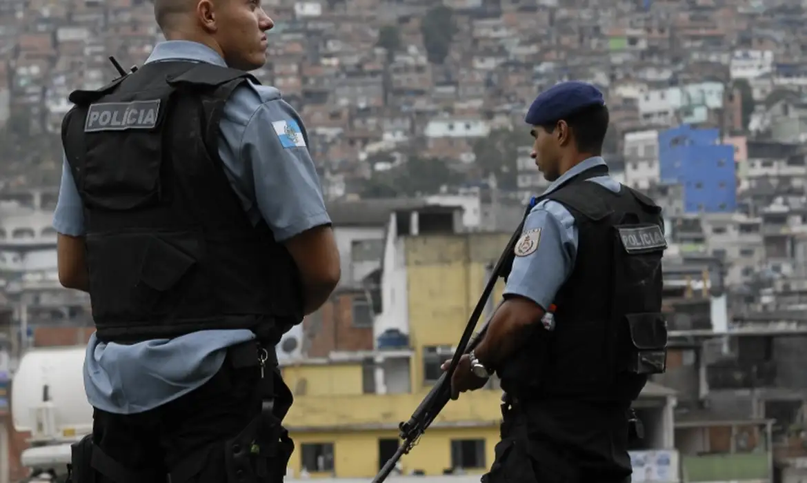 Castro diz que vai recorrer de decreto sobre uso da força policial