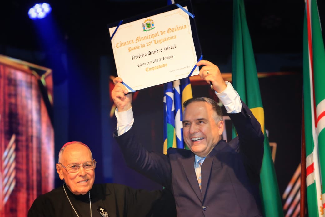 Sandro Mabel toma posse e anuncia retirada de semáforo no Jardim Goiás como primeiro ato de governo